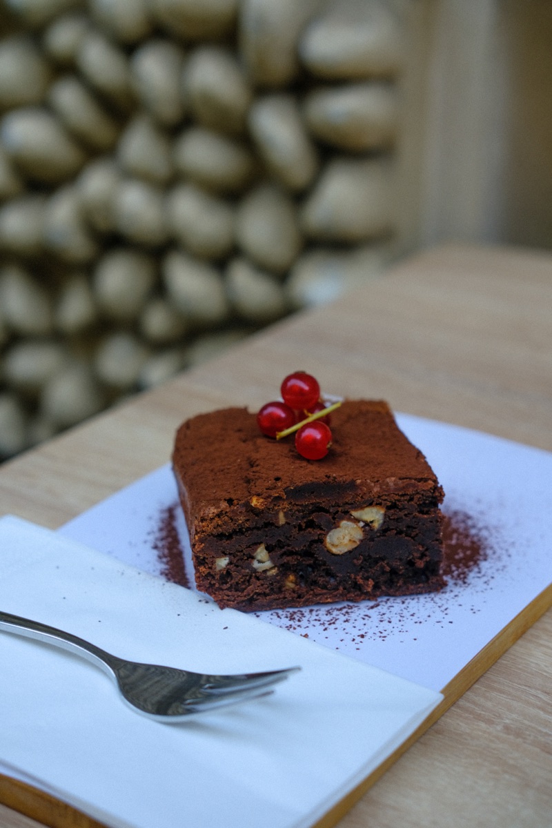 Brownie with red currants