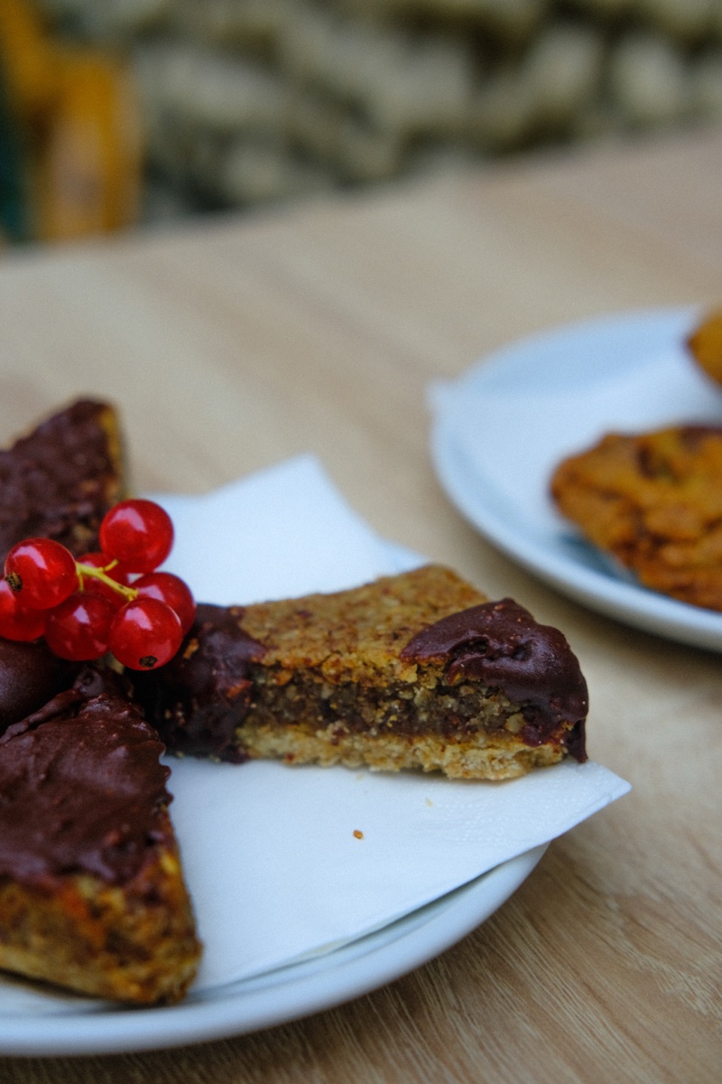 Brownie wedges with currants
